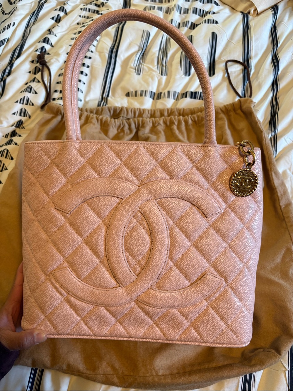 CHANEL Medallion Tote Caviar Leather - Picture 2 of 11